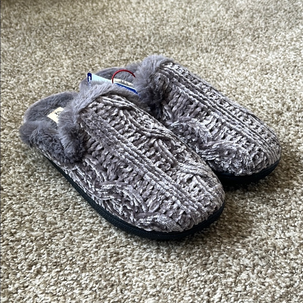 Dearfoams Women’s Small (5-6) Cozy Gray Knit Slippers